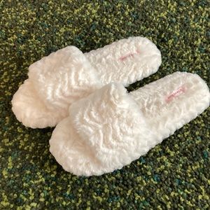 La Vien en Rose white slippers